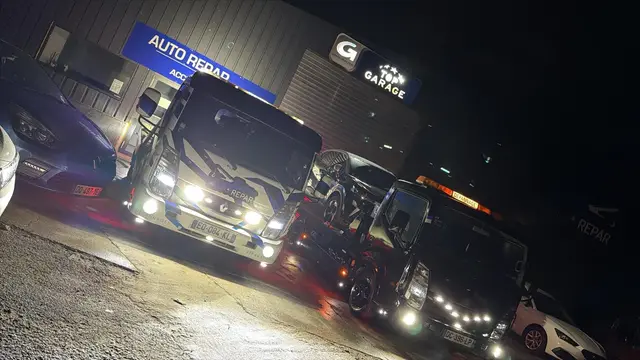 Dépanneuses Auto Repar devant le garage à Lons-le-Saunier