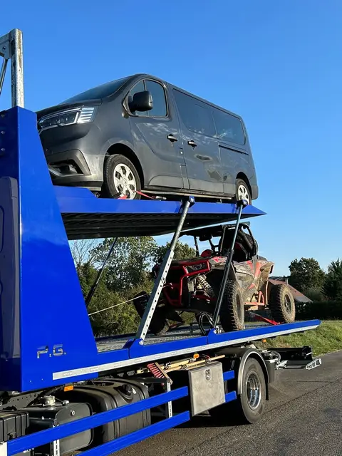 Camion porte-voitures double plateau transportant un utilitaire et un buggy