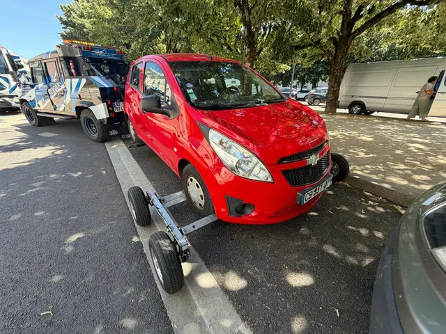 Remorquage d'une voiture sur chariot derrière une dépanneuse Auto Repar