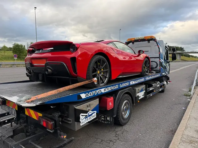 Ferrari transportée sur le camion plateau Auto Repar