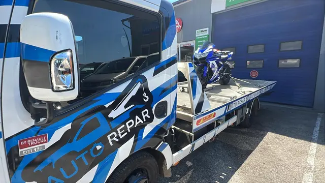 Transport d'une moto sur le camion plateau Auto Repar